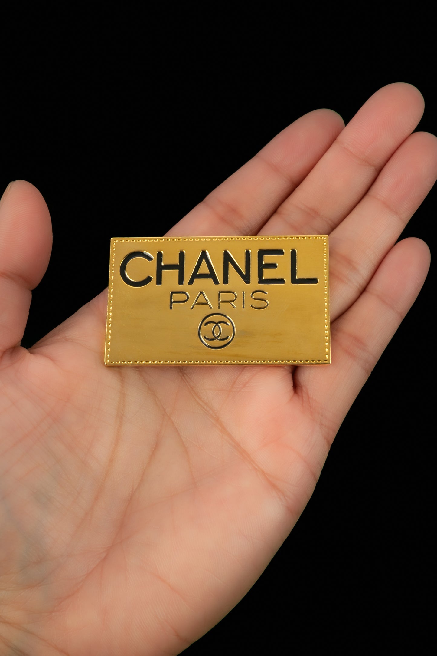 Broche dorée Chanel