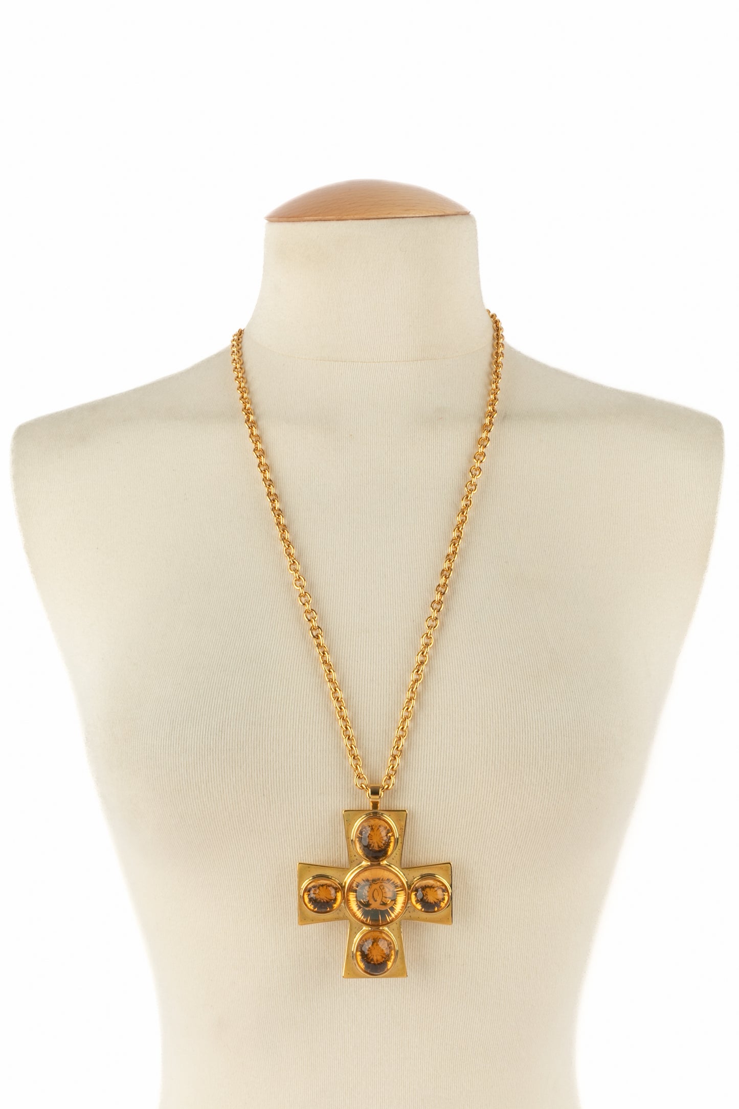 Collier croix Chanel Pre Fall 2022