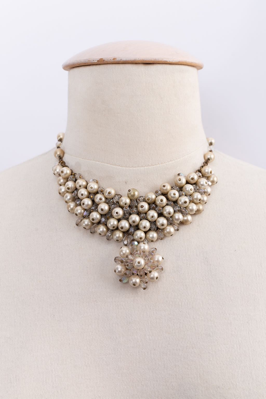 Collier de perles nacrées Chanel (Non signé)