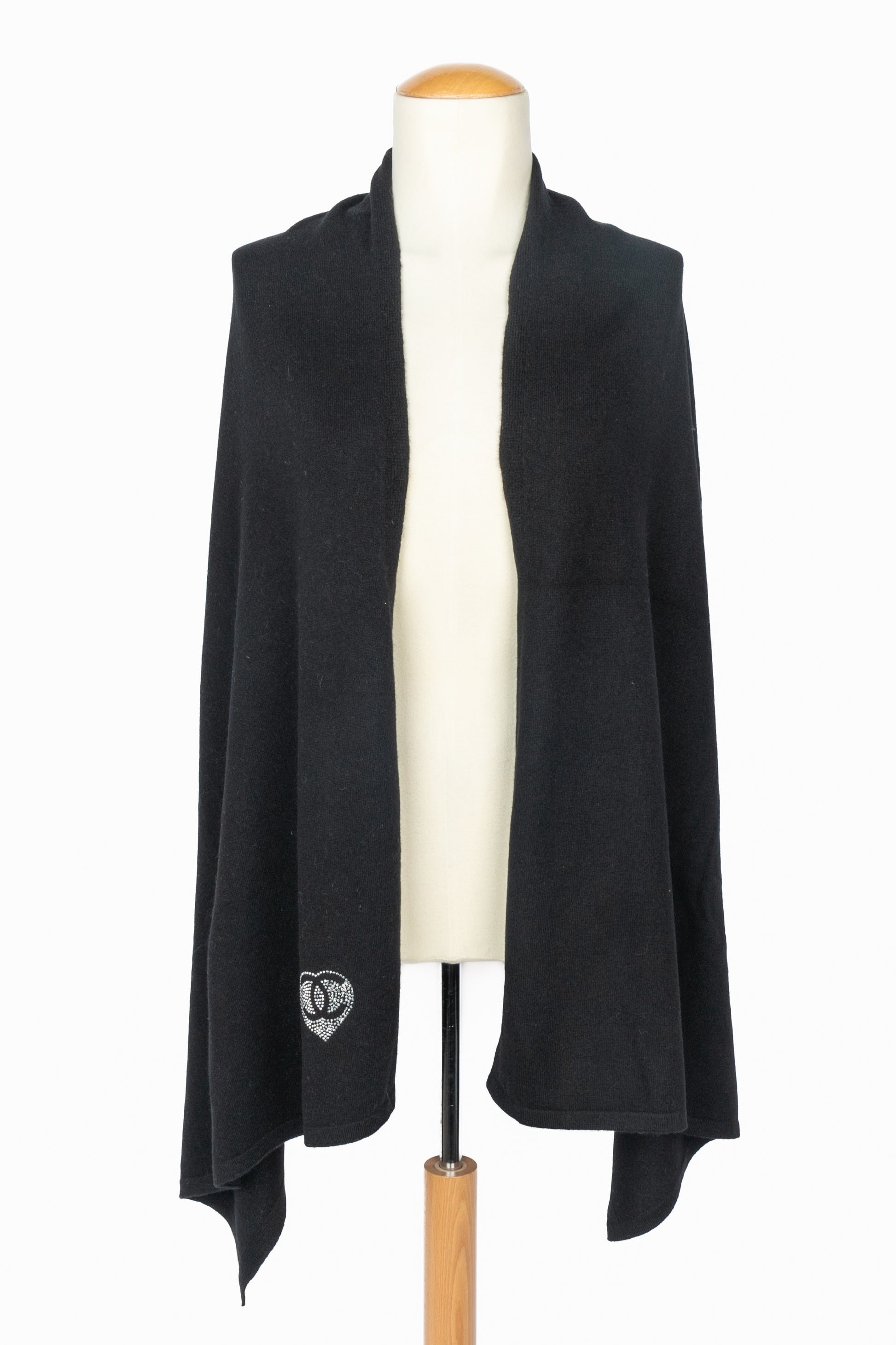 Écharpe noire Chanel