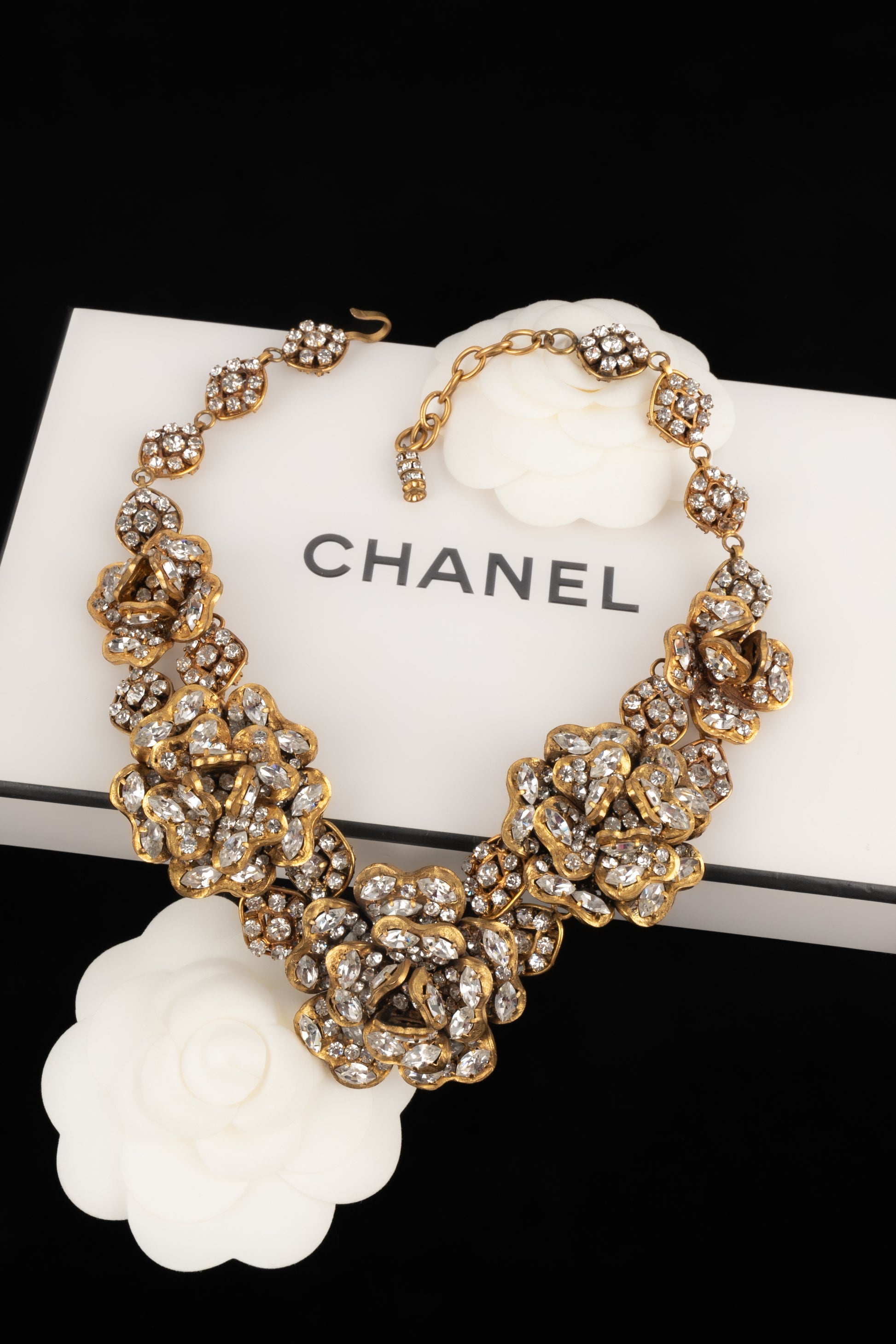 Collier camélia Chanel Haute Couture