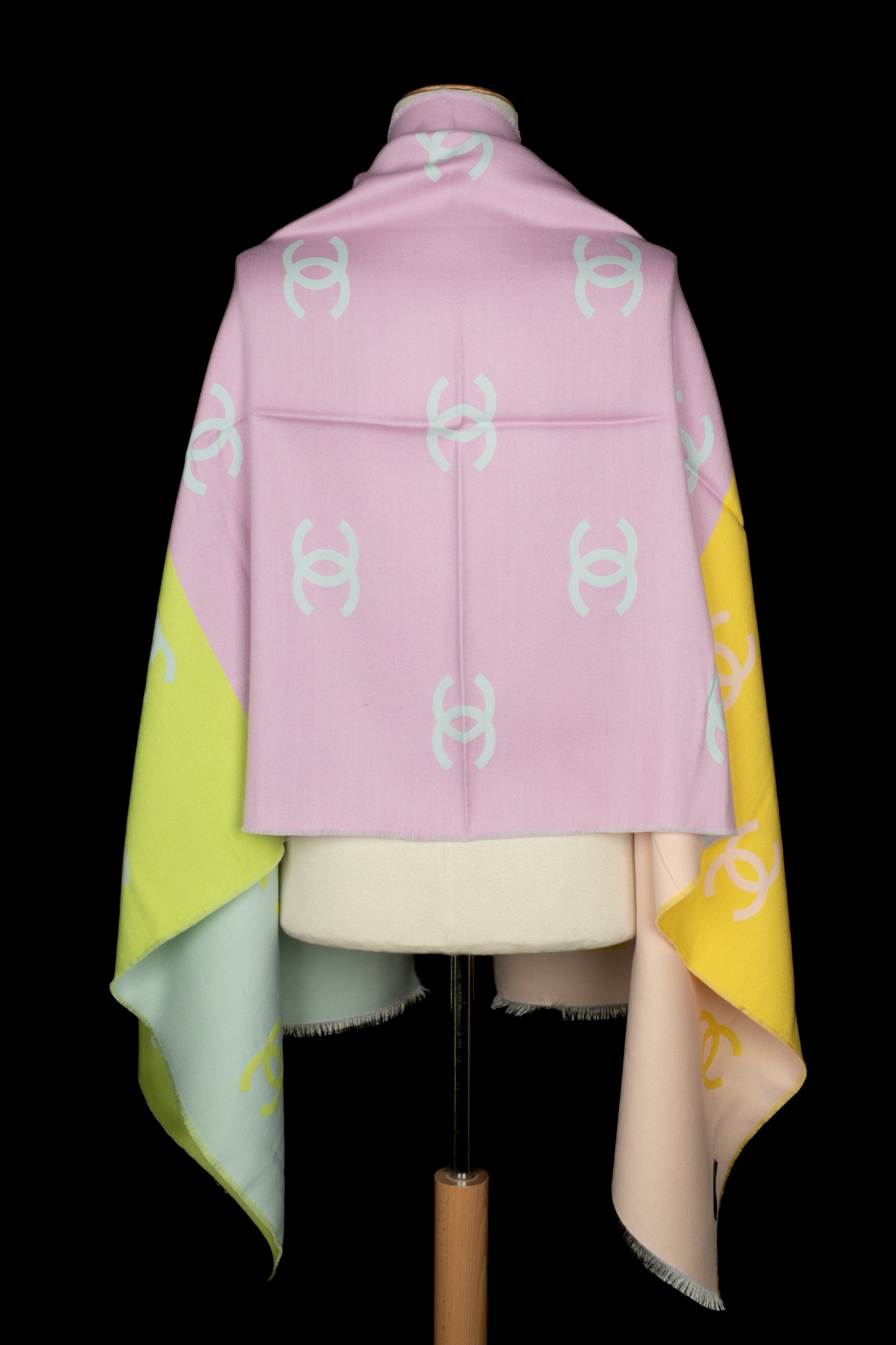 Écharpe tricolore Chanel