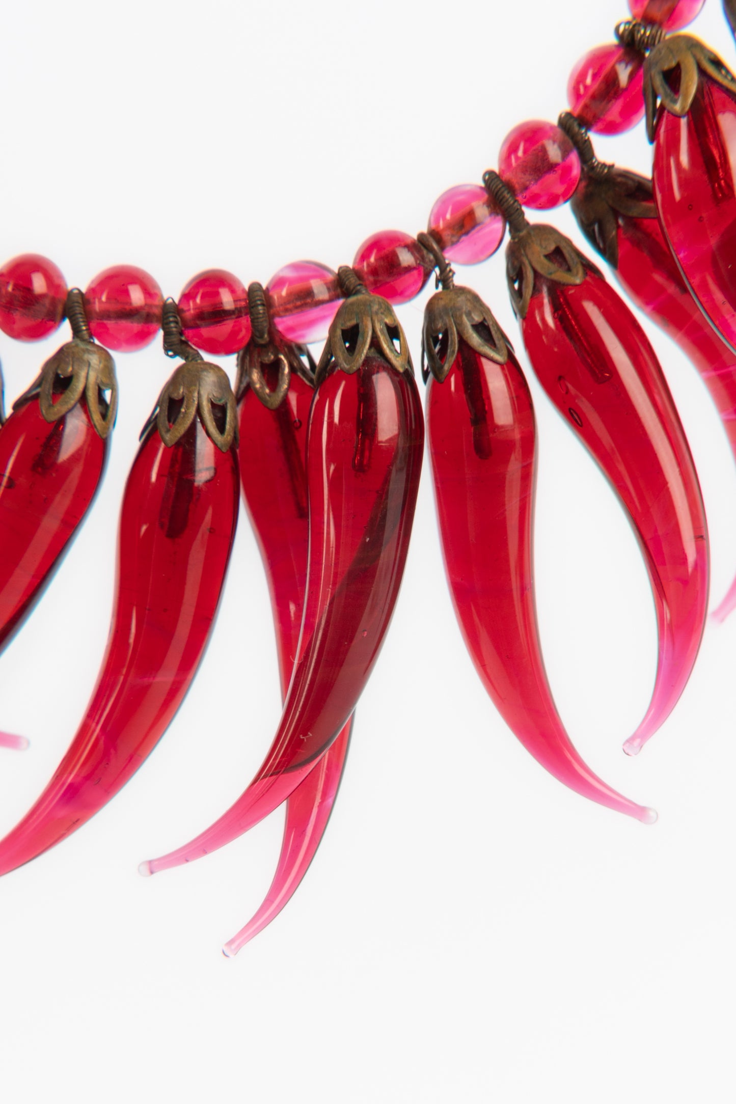 Collier en pâte de verre rouge.