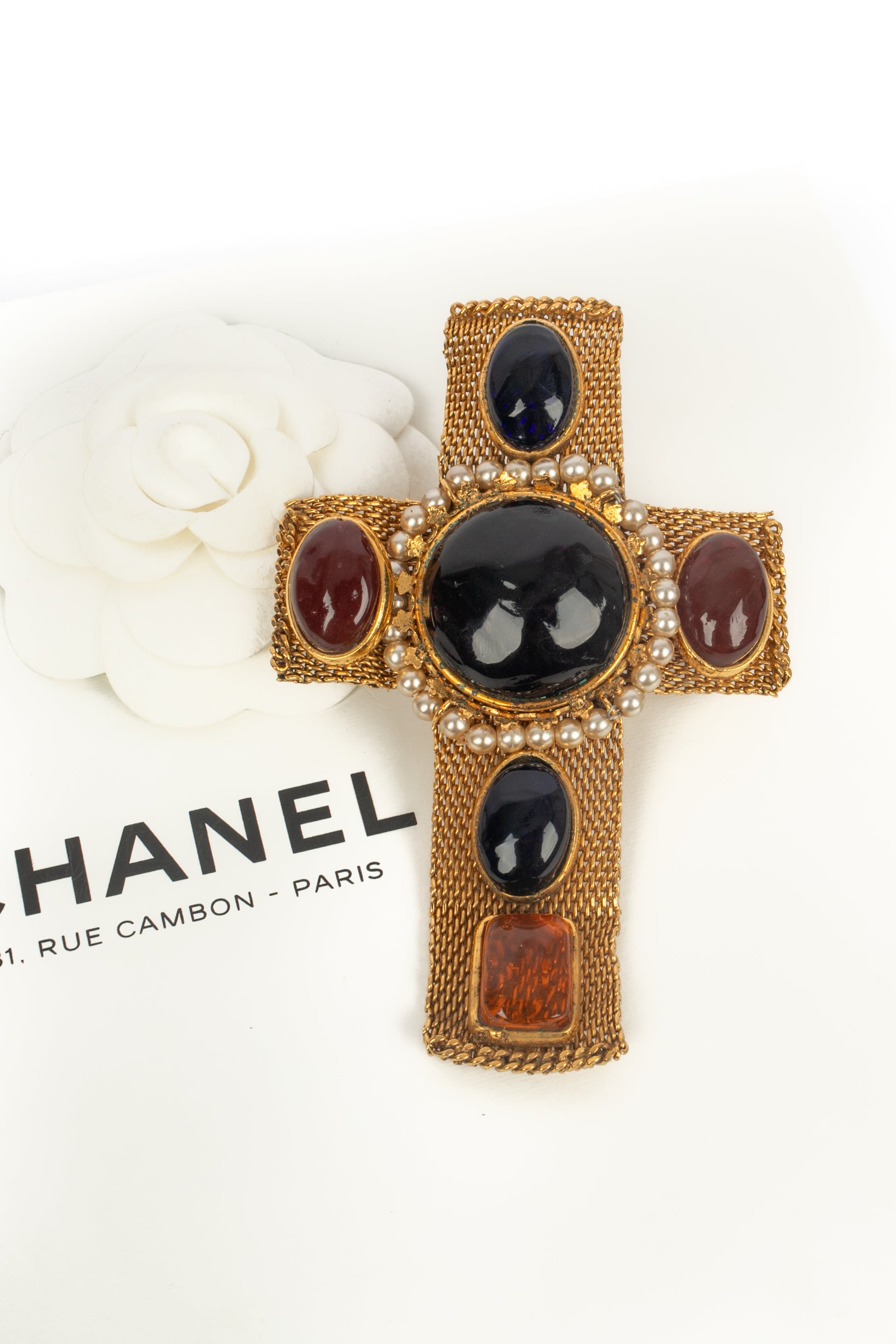 Broche croix Chanel