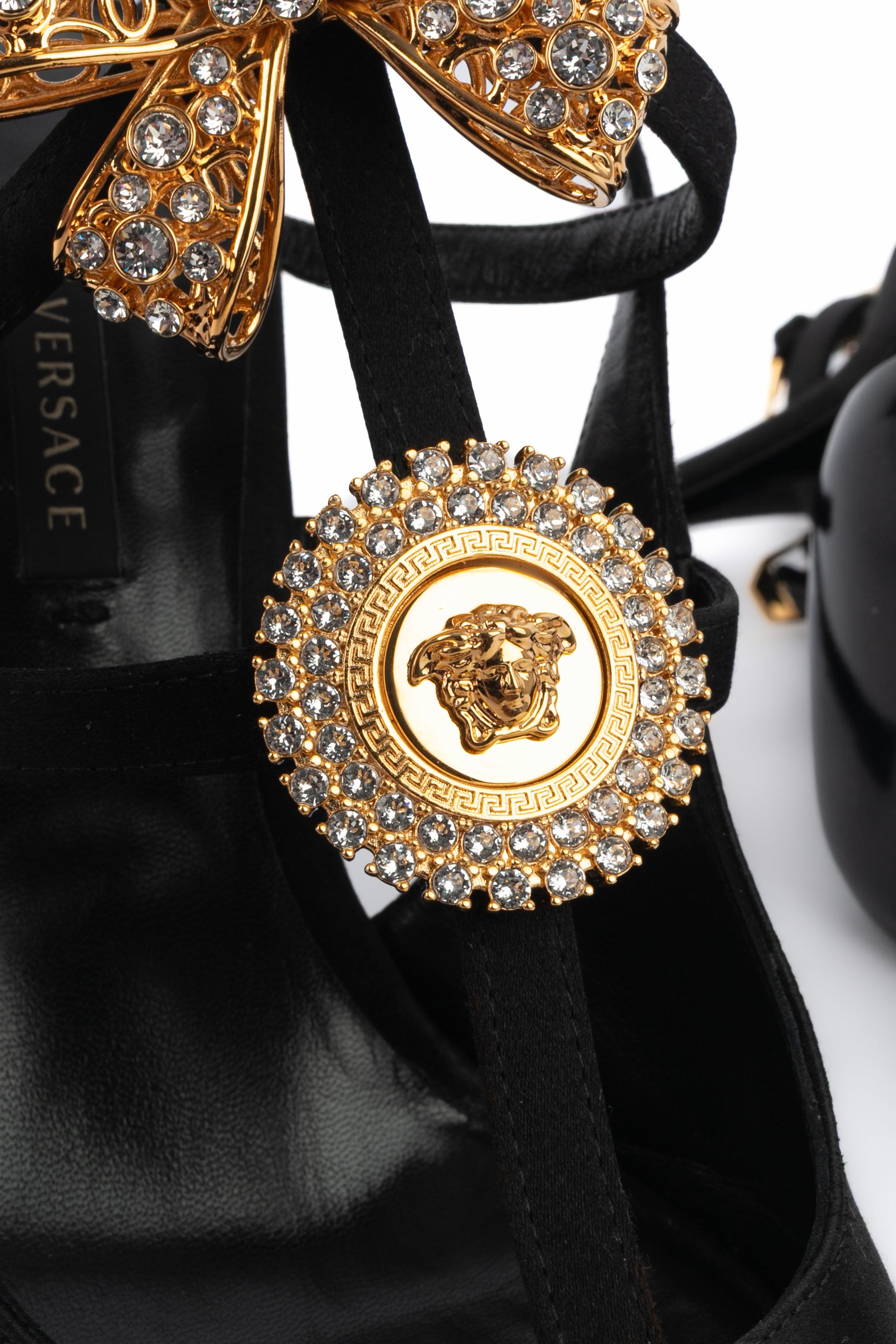 Escarpins en satin noir Versace