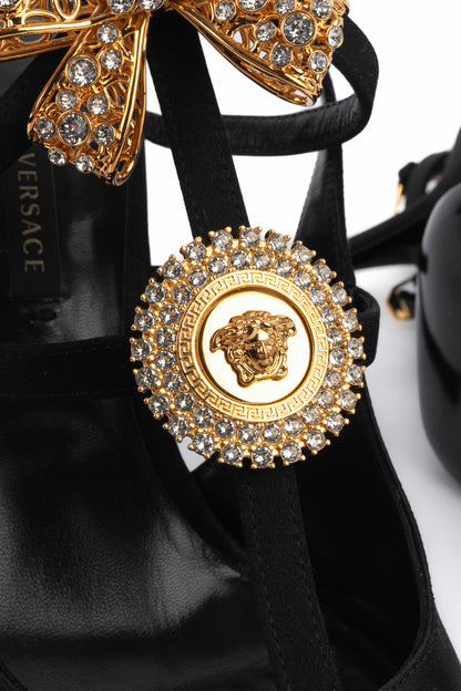 Escarpins en satin noir Versace