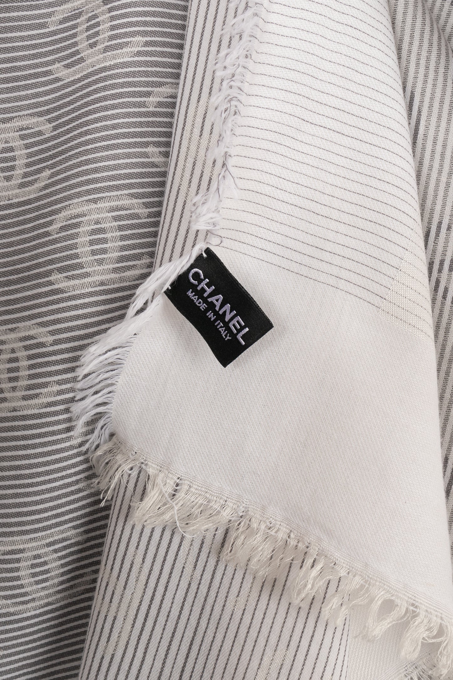 Foulard gris Chanel