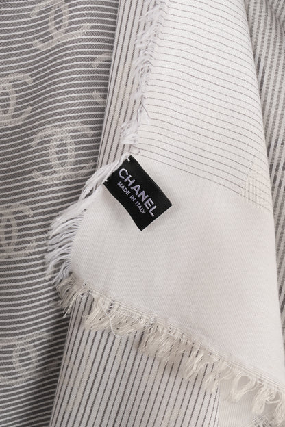 Foulard gris Chanel