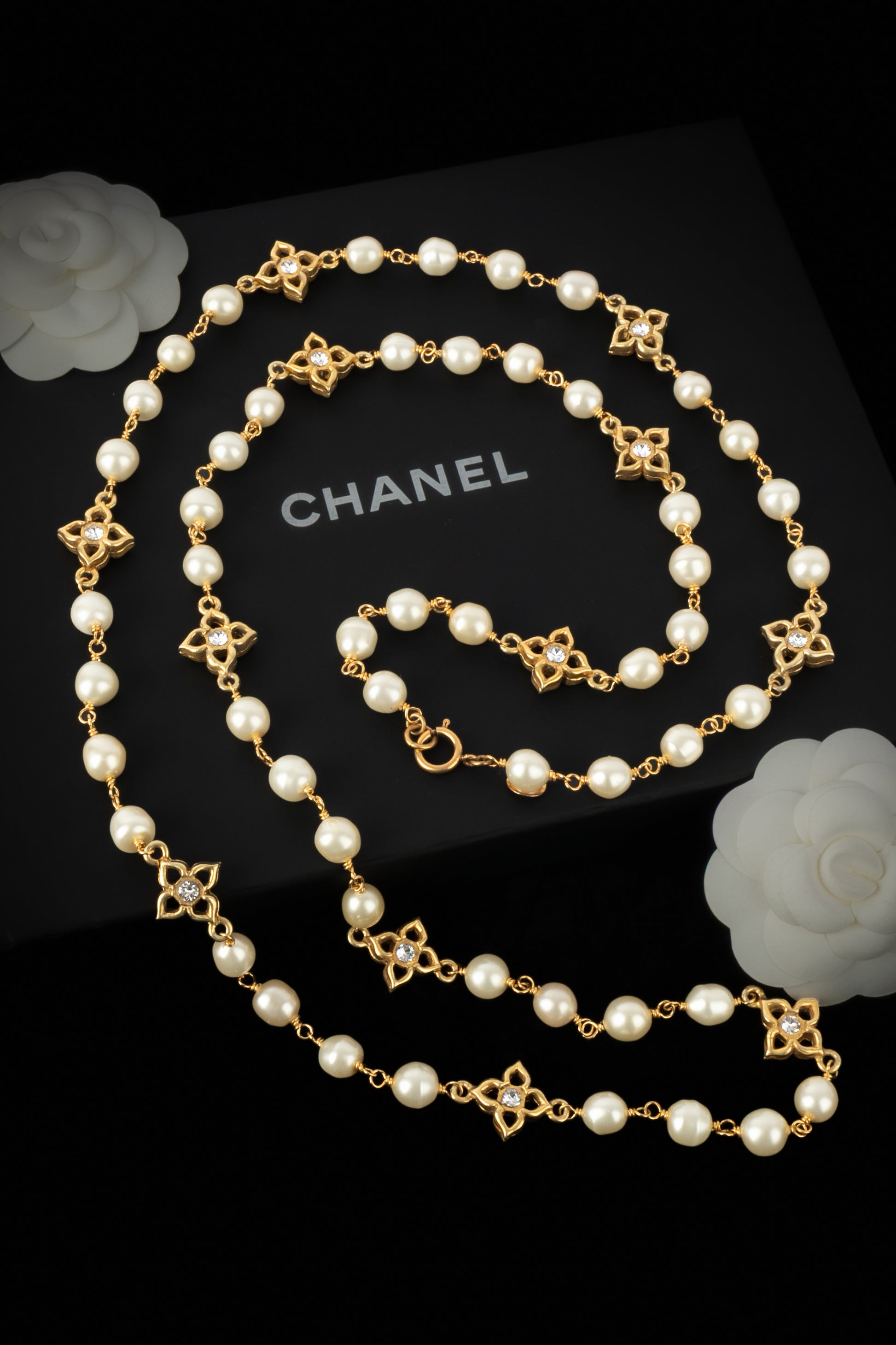 Collier de perles nacrées Chanel