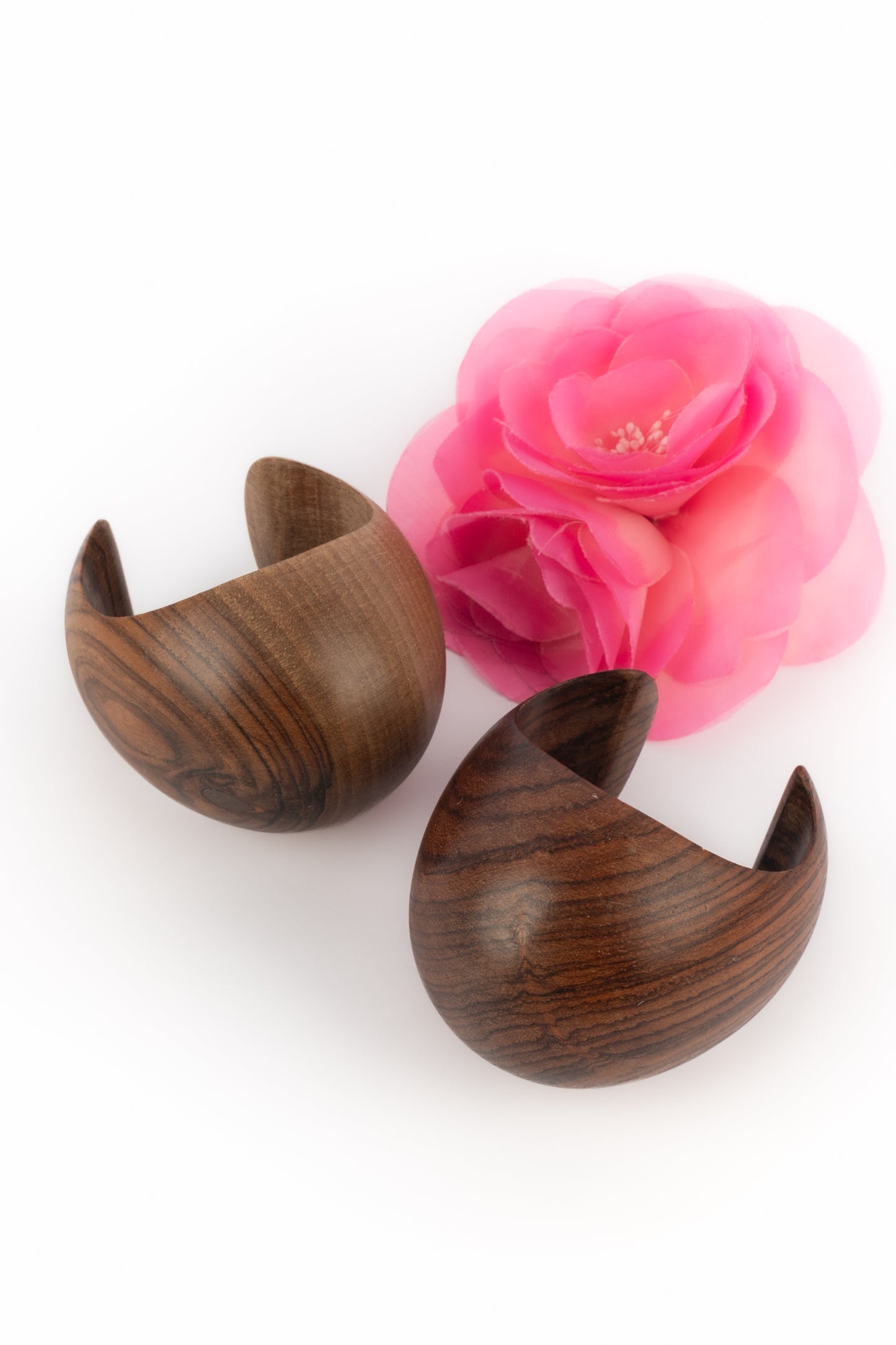 Paire de bracelets manchettes en bois Valentino