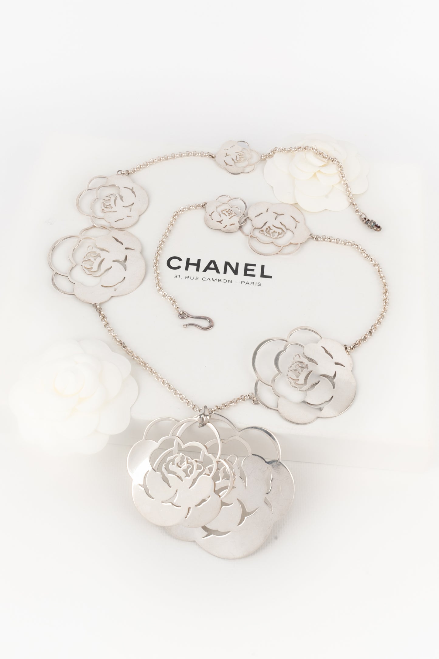 Collier camélia Chanel