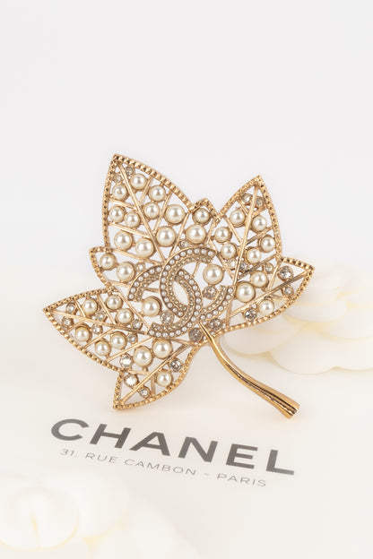 Broche feuille Chanel