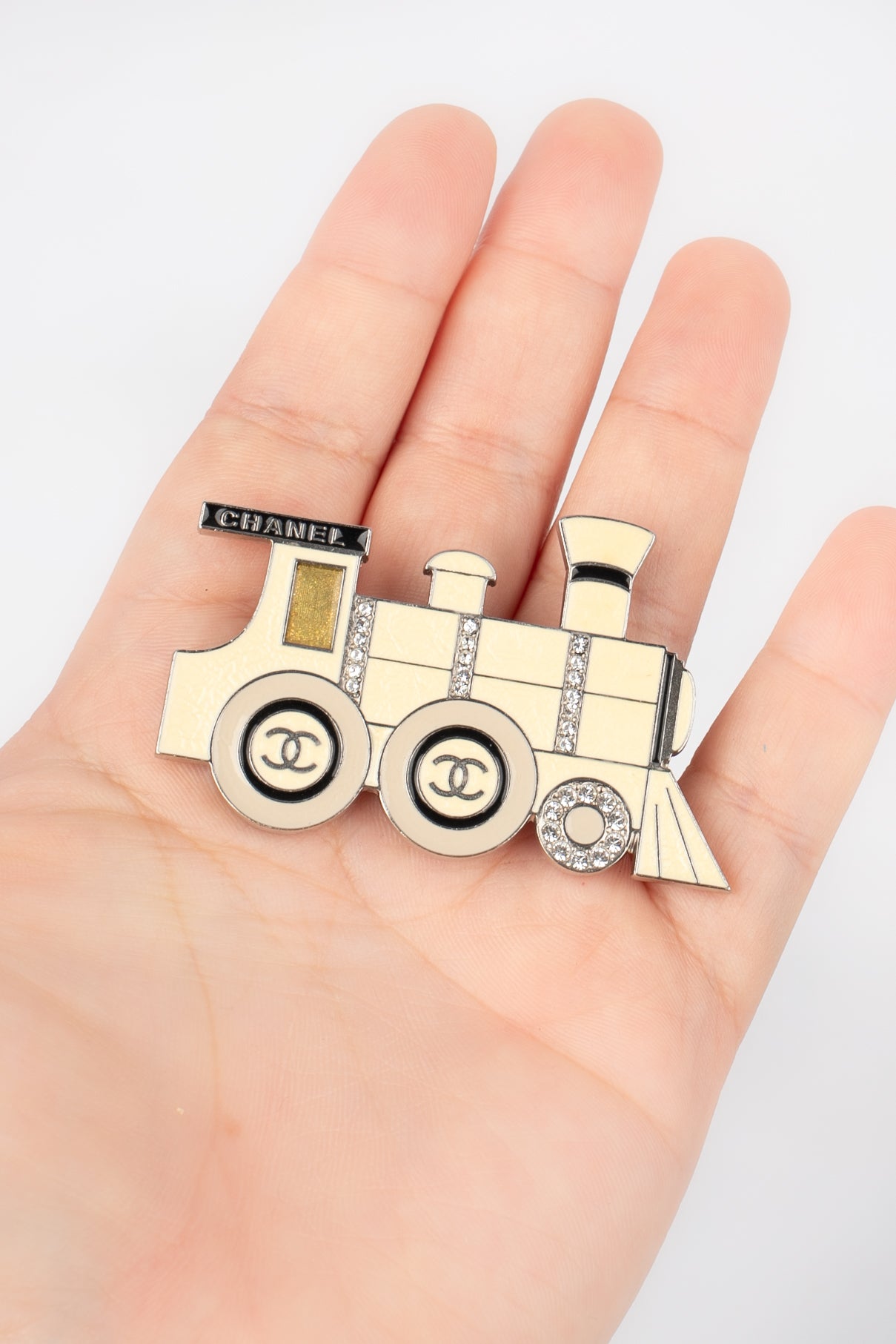 Broche locomotive Chanel 