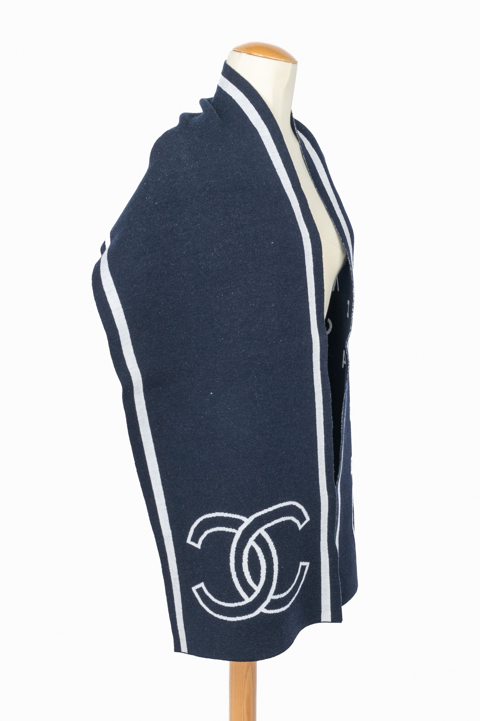 Écharpe bleu marine Chanel 