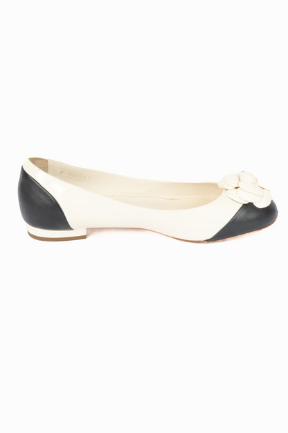 Ballerines en cuir bicolore Chanel