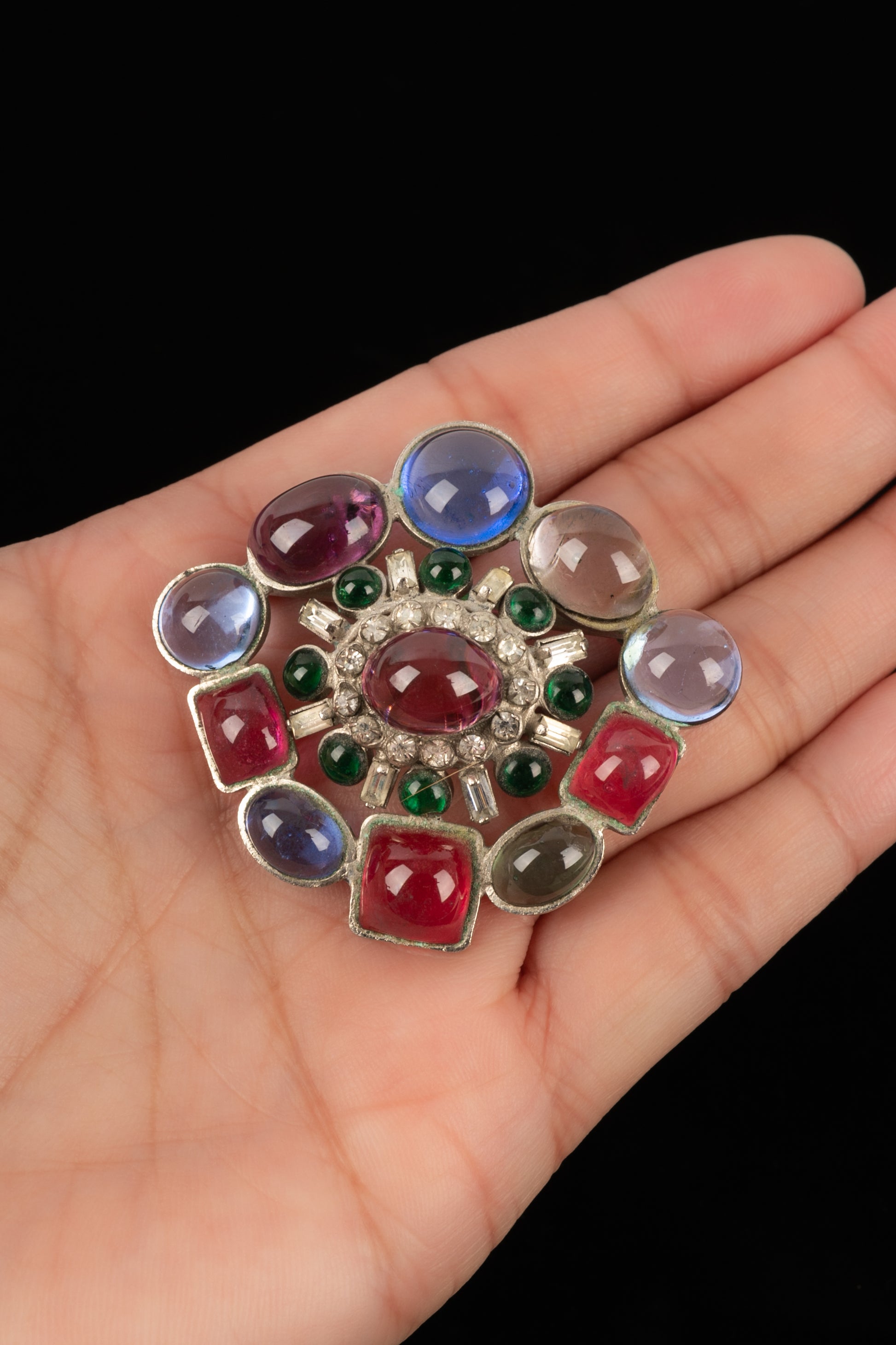 Broche en pâte de verre Chanel 1960's