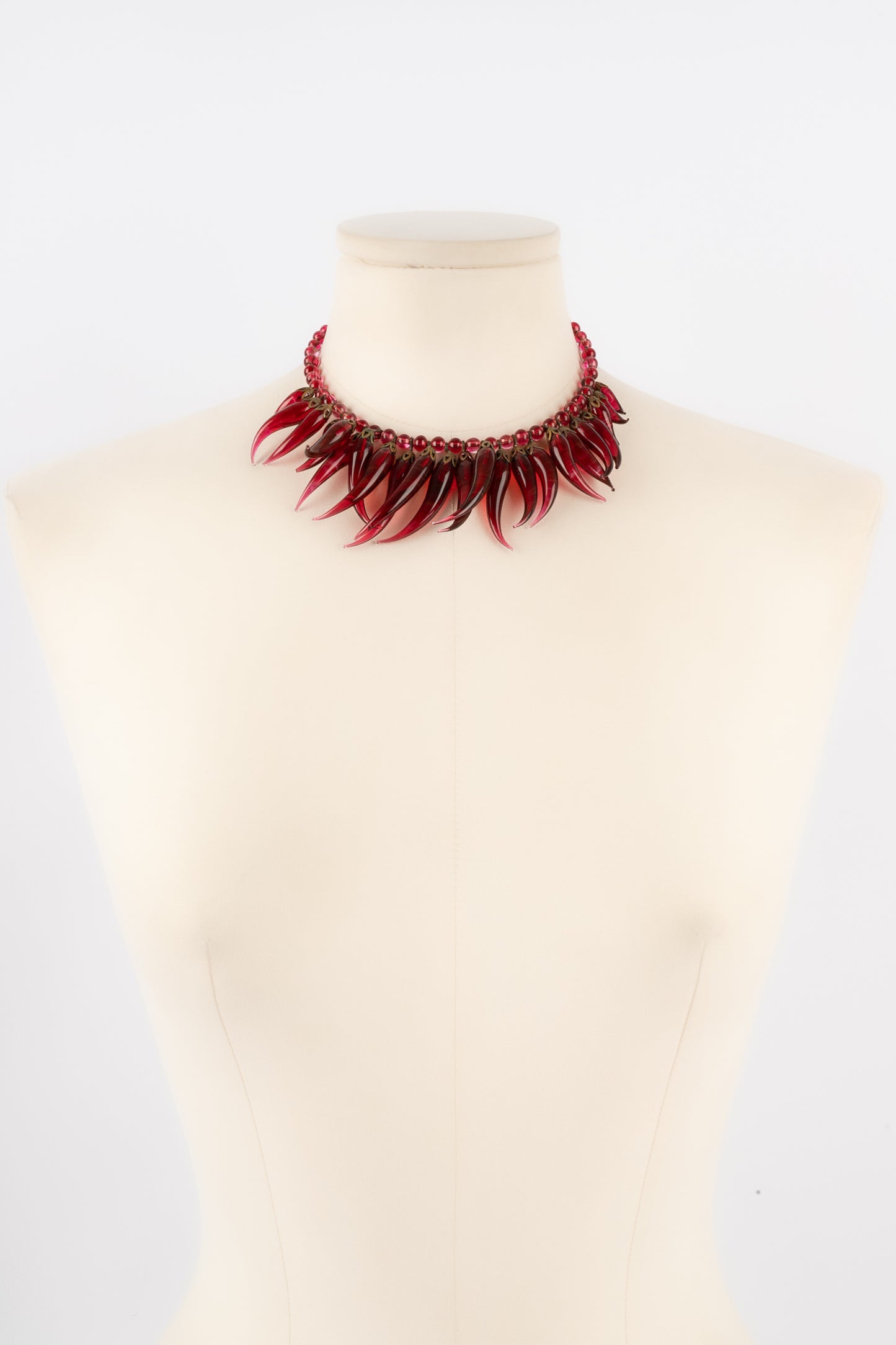 Collier en pâte de verre rouge.