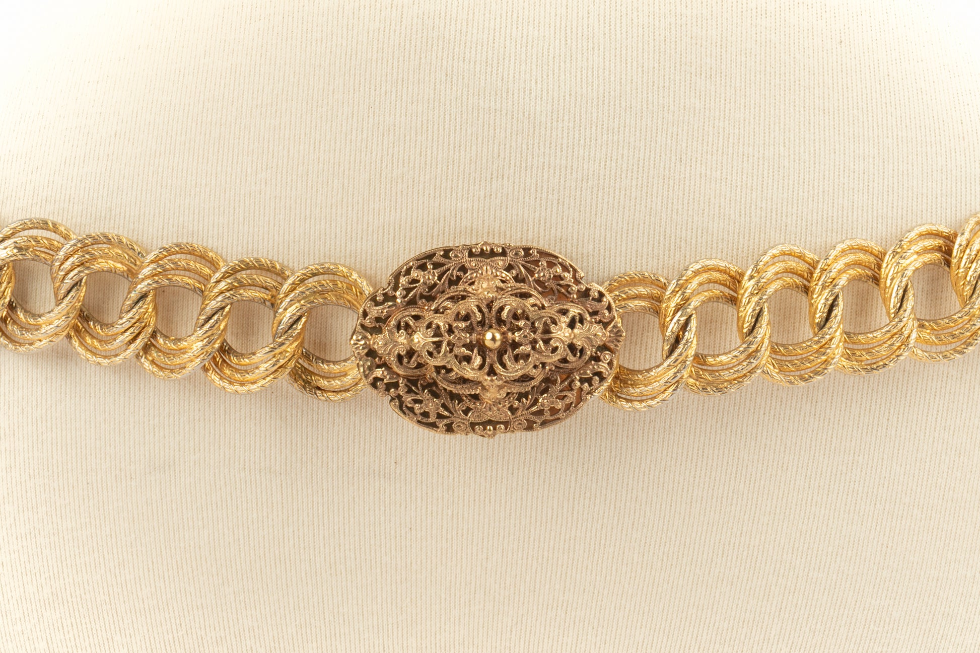 Ceinture dorée Chanel