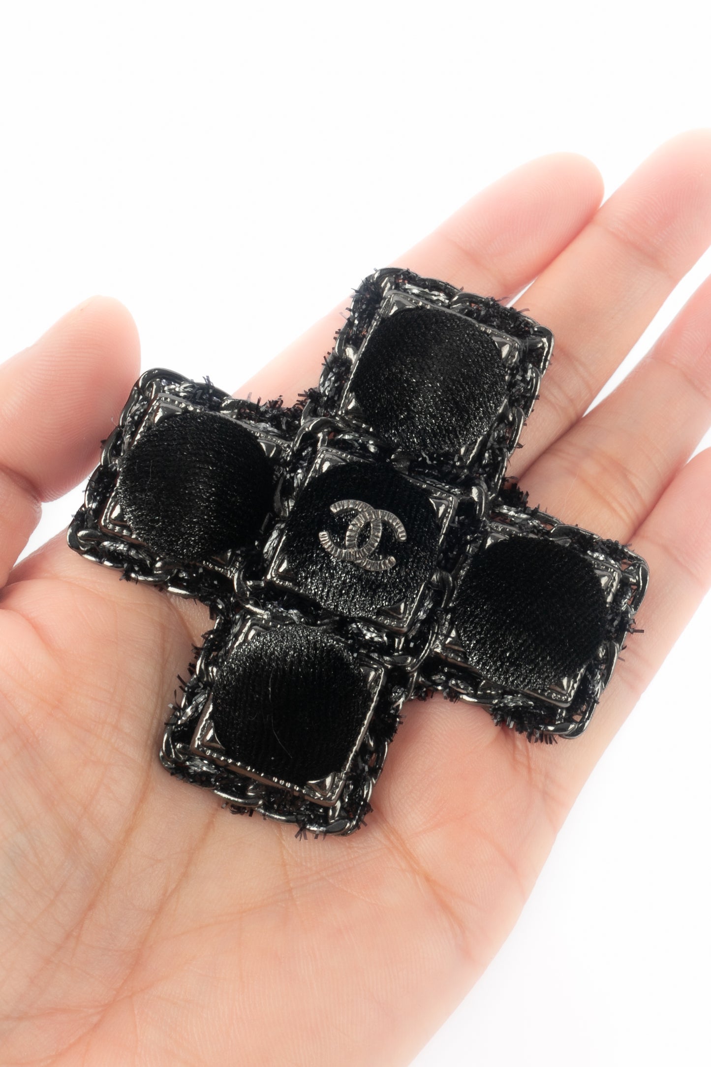 Broche croix Chanel 2013