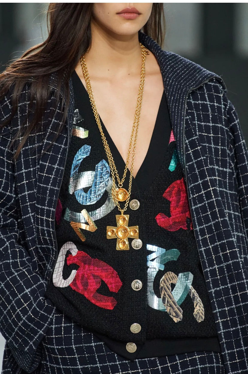 Collier croix Chanel Pre Fall 2022