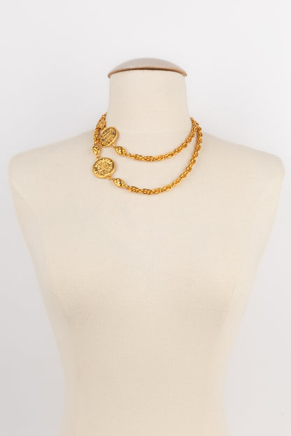 Collier doré Chanel