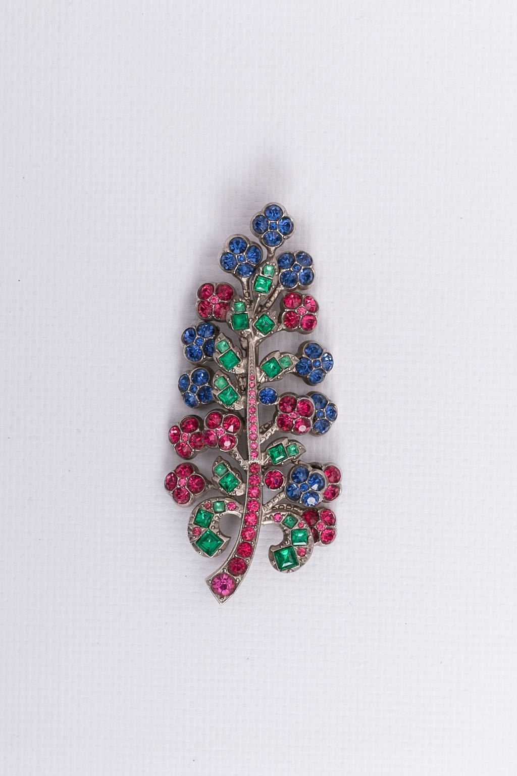 Broche en métal argenté et strass