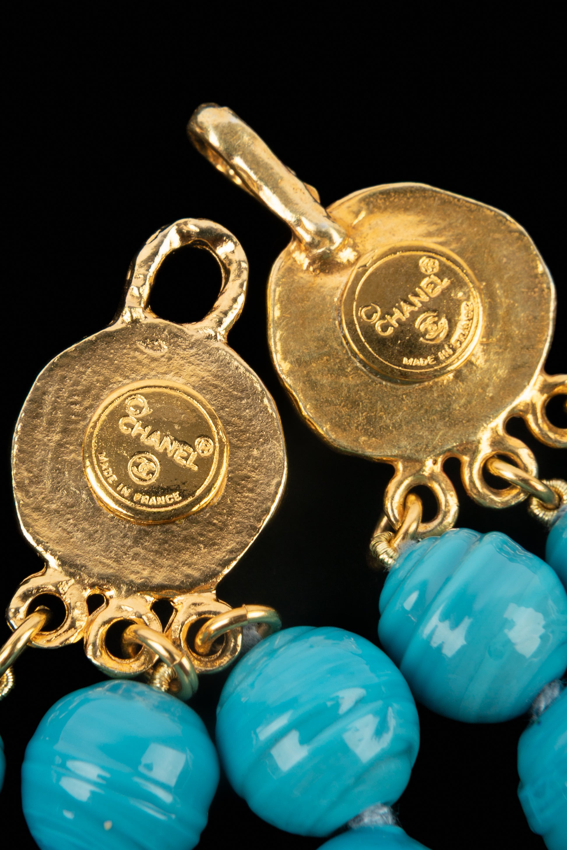 Collier de perles bleues Chanel