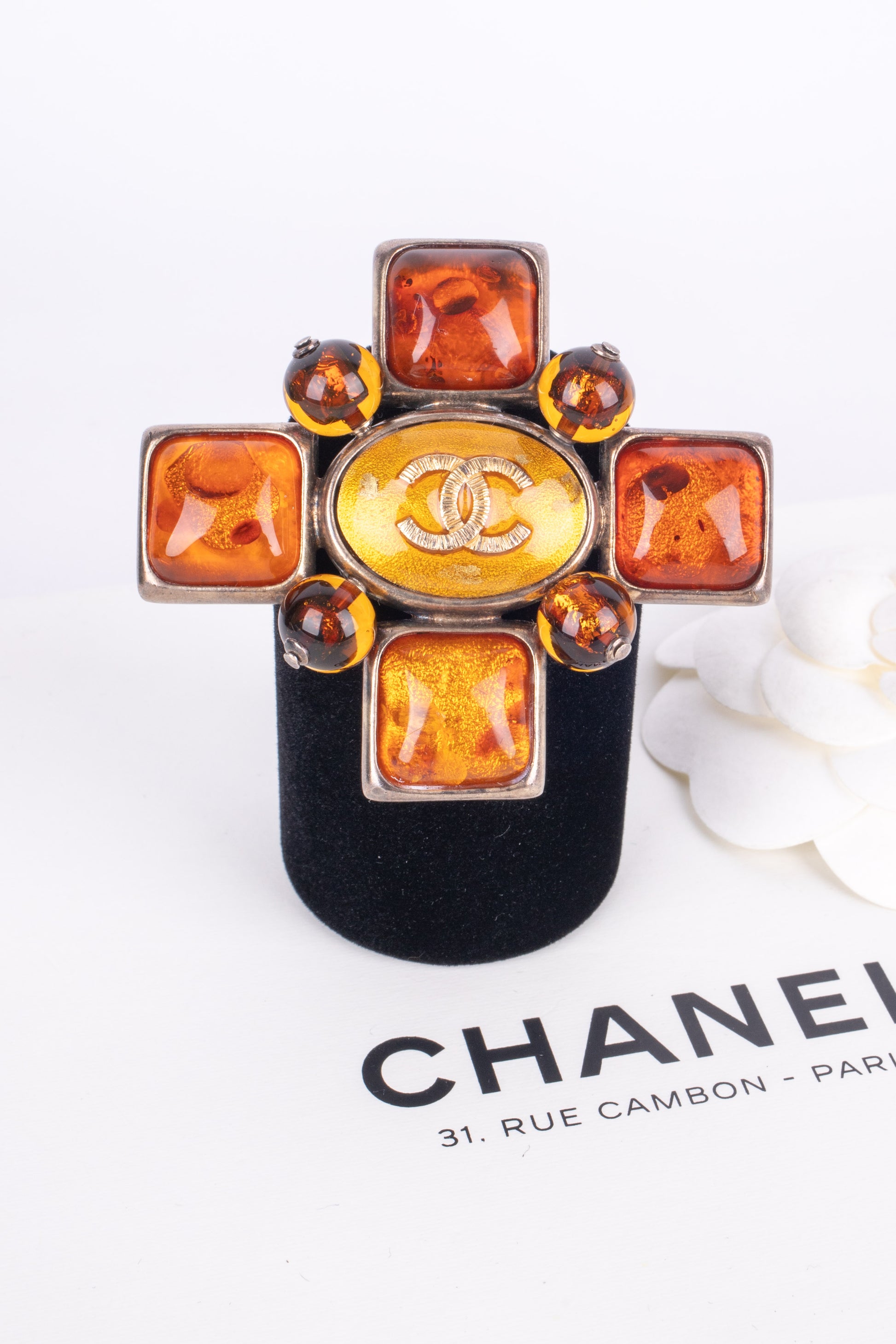 Broche croix Chanel