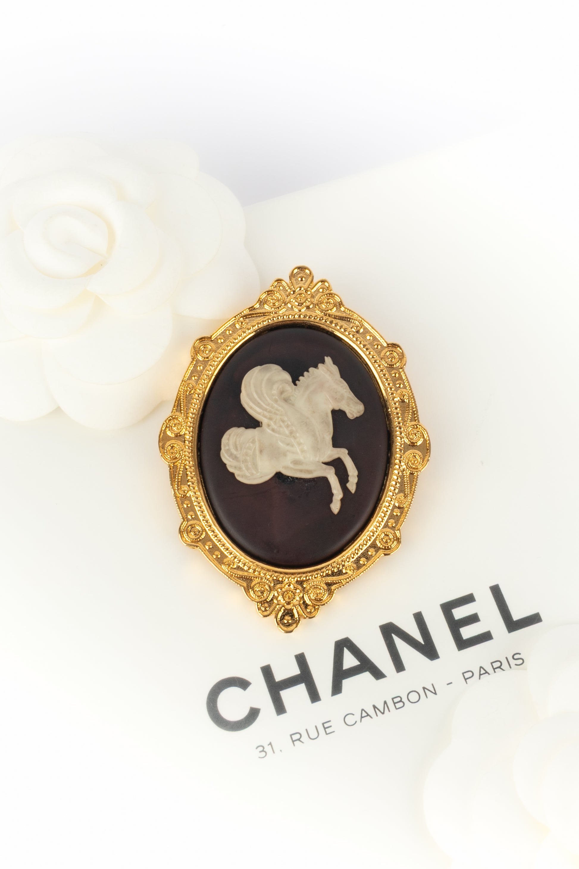 Broche camée Chanel 1988