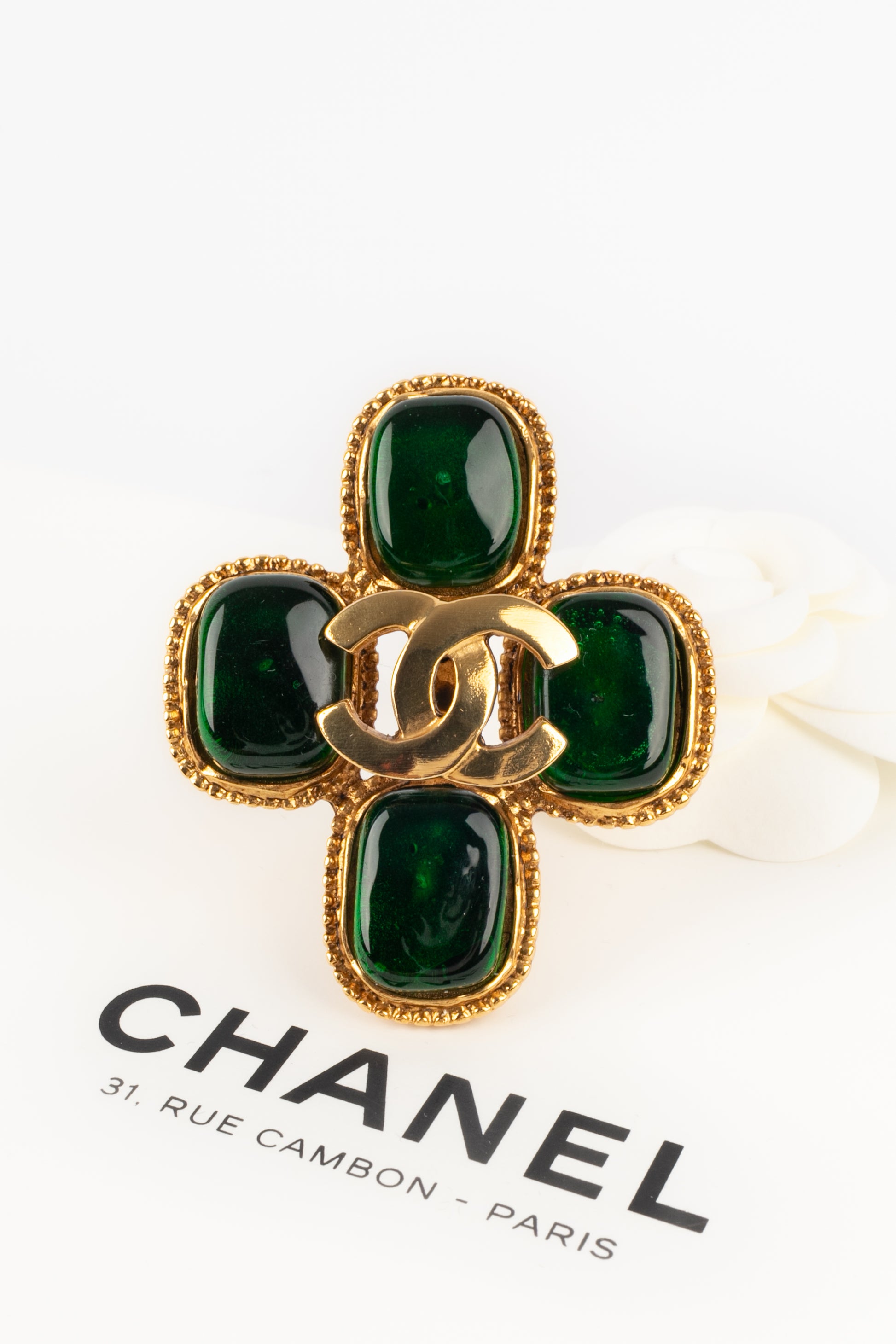 Broche croix Chanel 