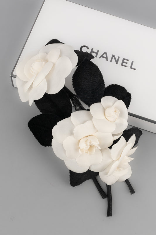 Broche camélias Chanel