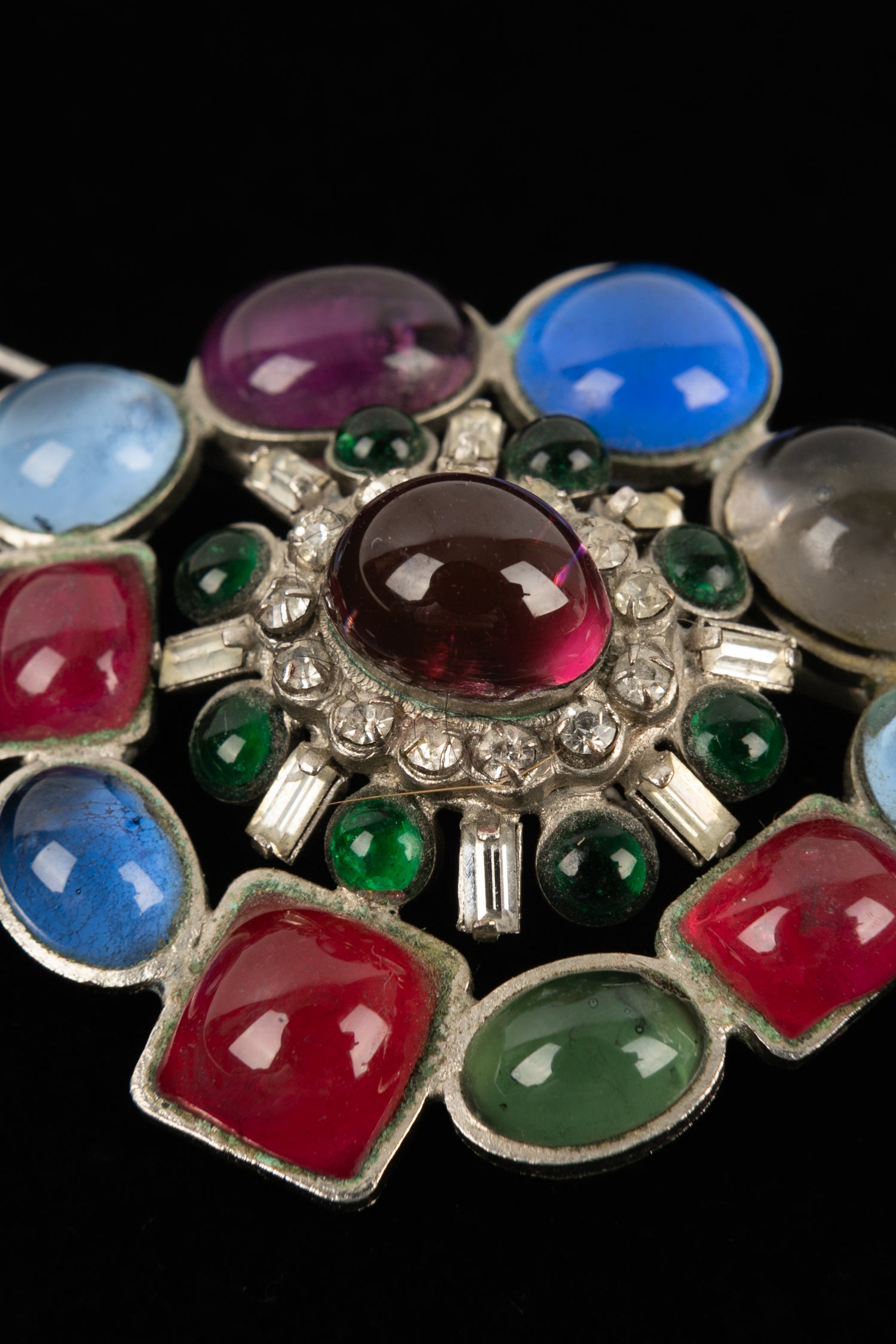 Broche en pâte de verre Chanel 1960's