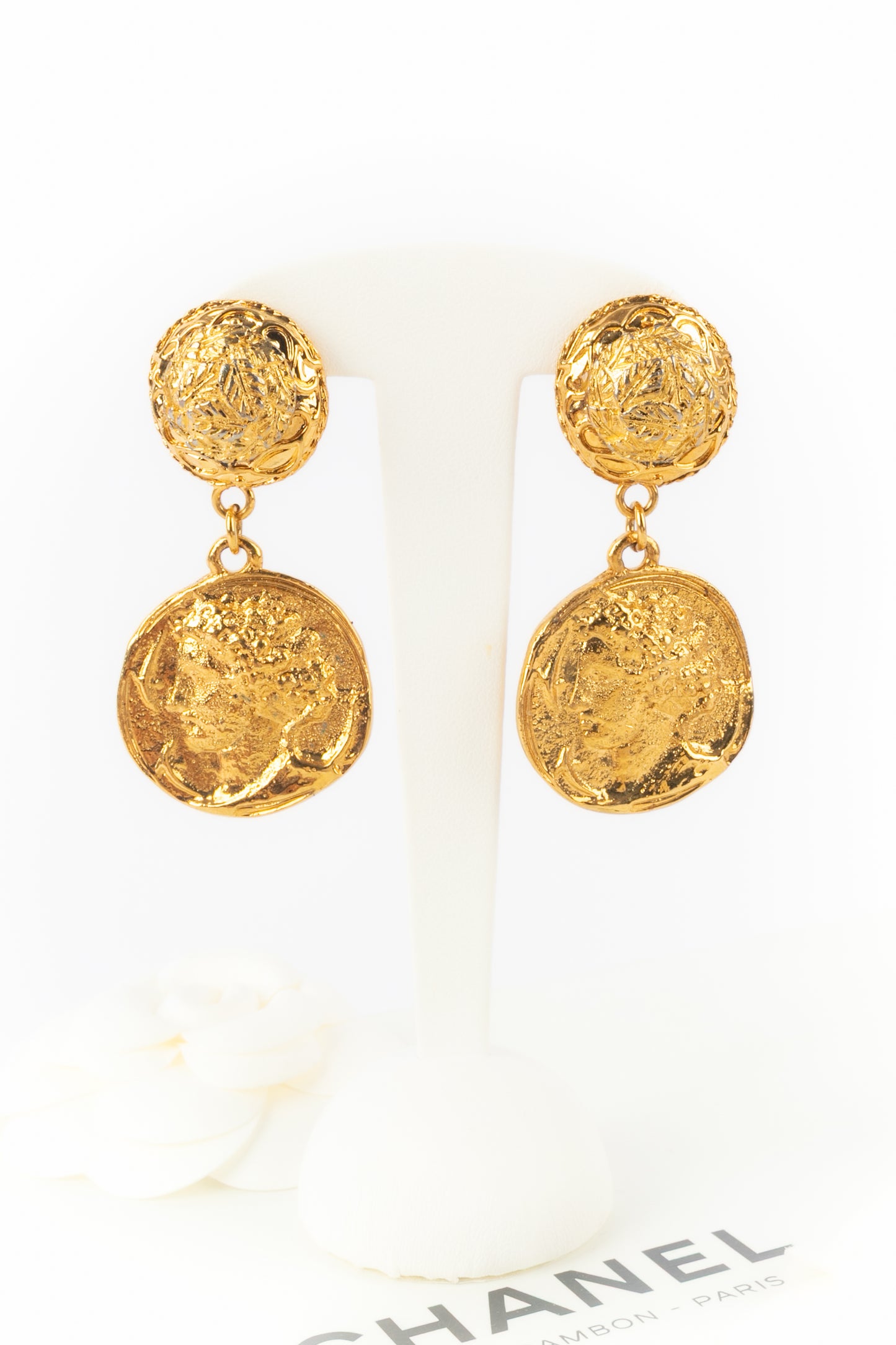 Boucles d'oreilles dorées Chanel 