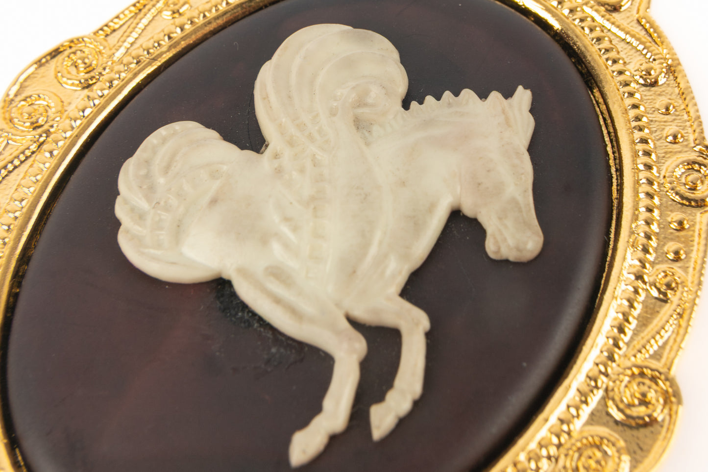 Broche camée Chanel 1988