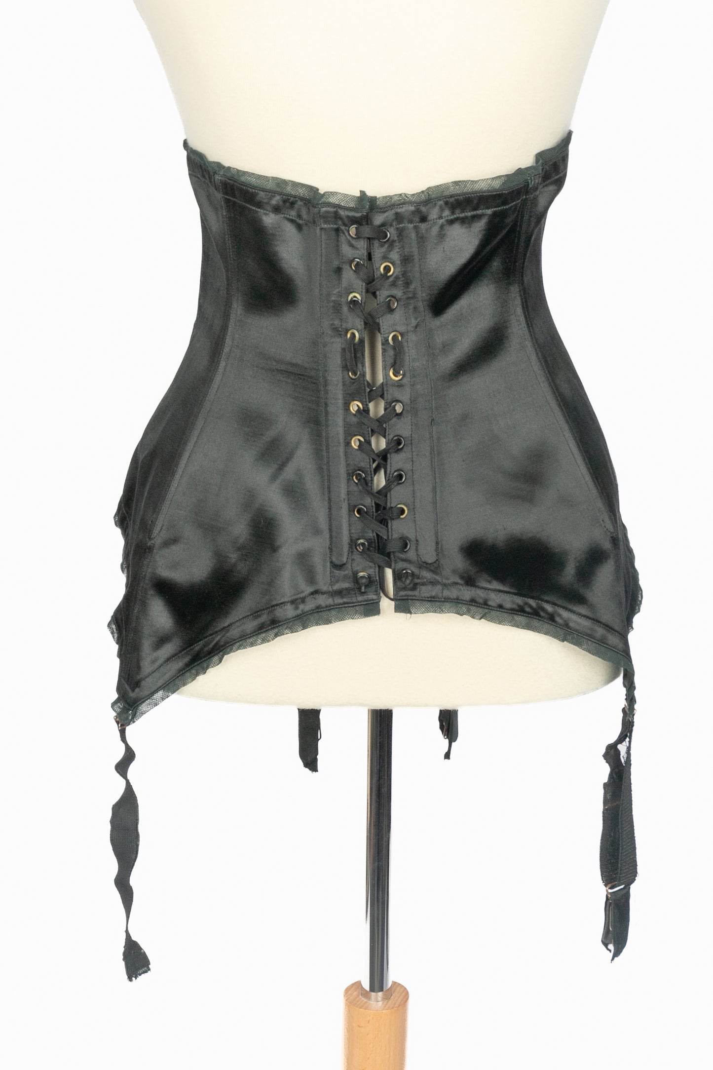 Porte jarretelle en satin noir