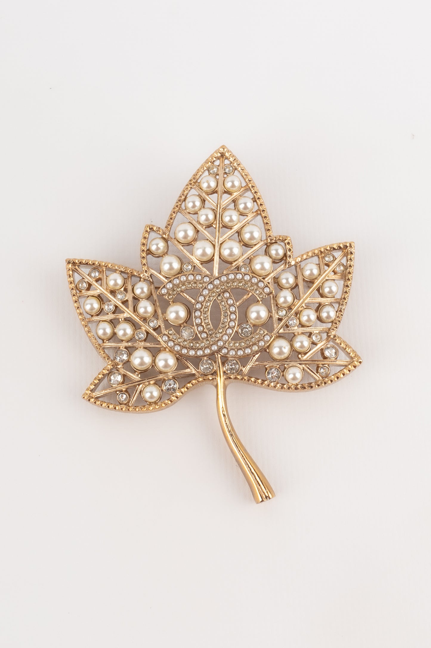 Broche feuille Chanel