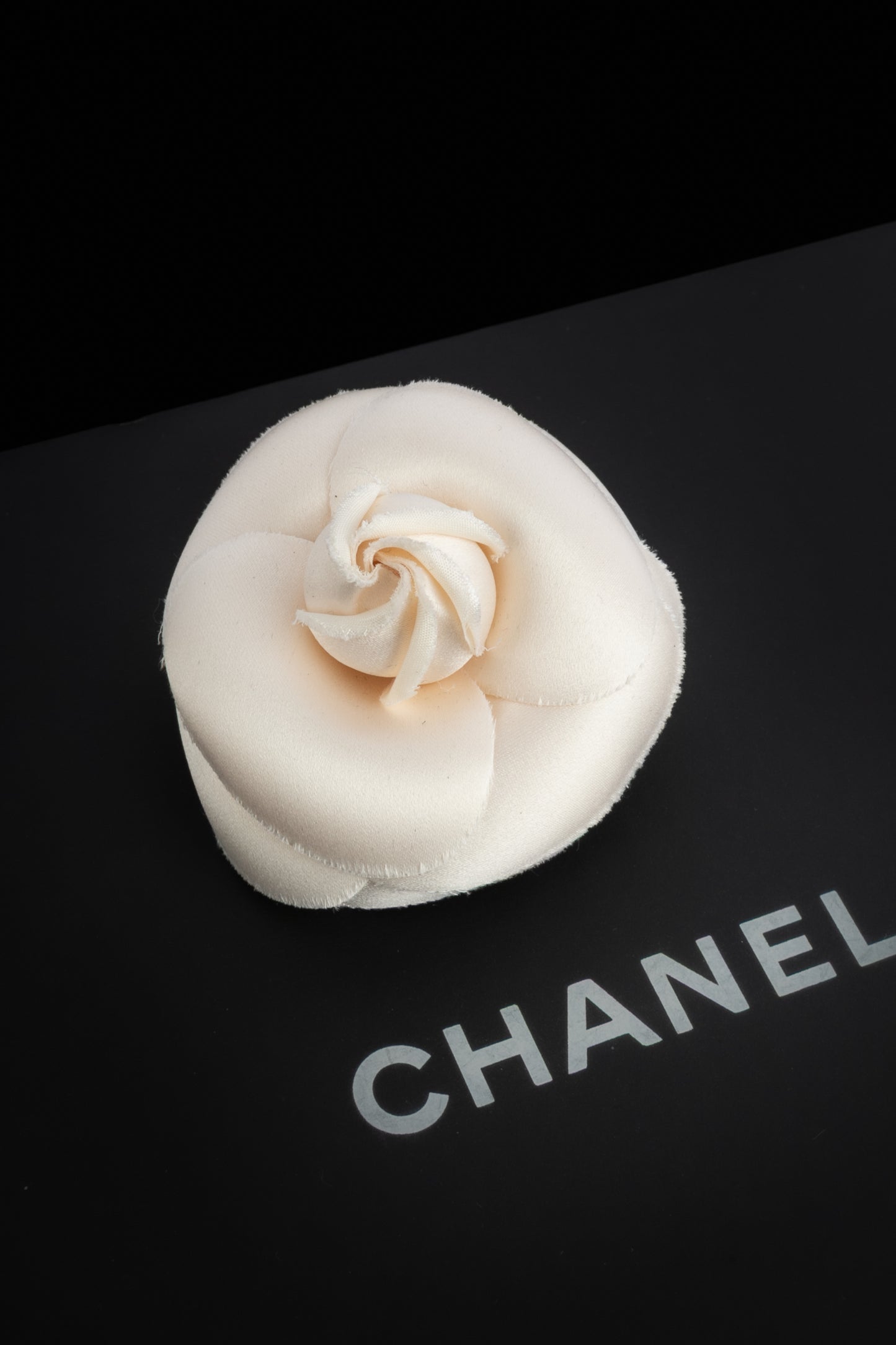 Broche camélia Chanel (Attribuée à)