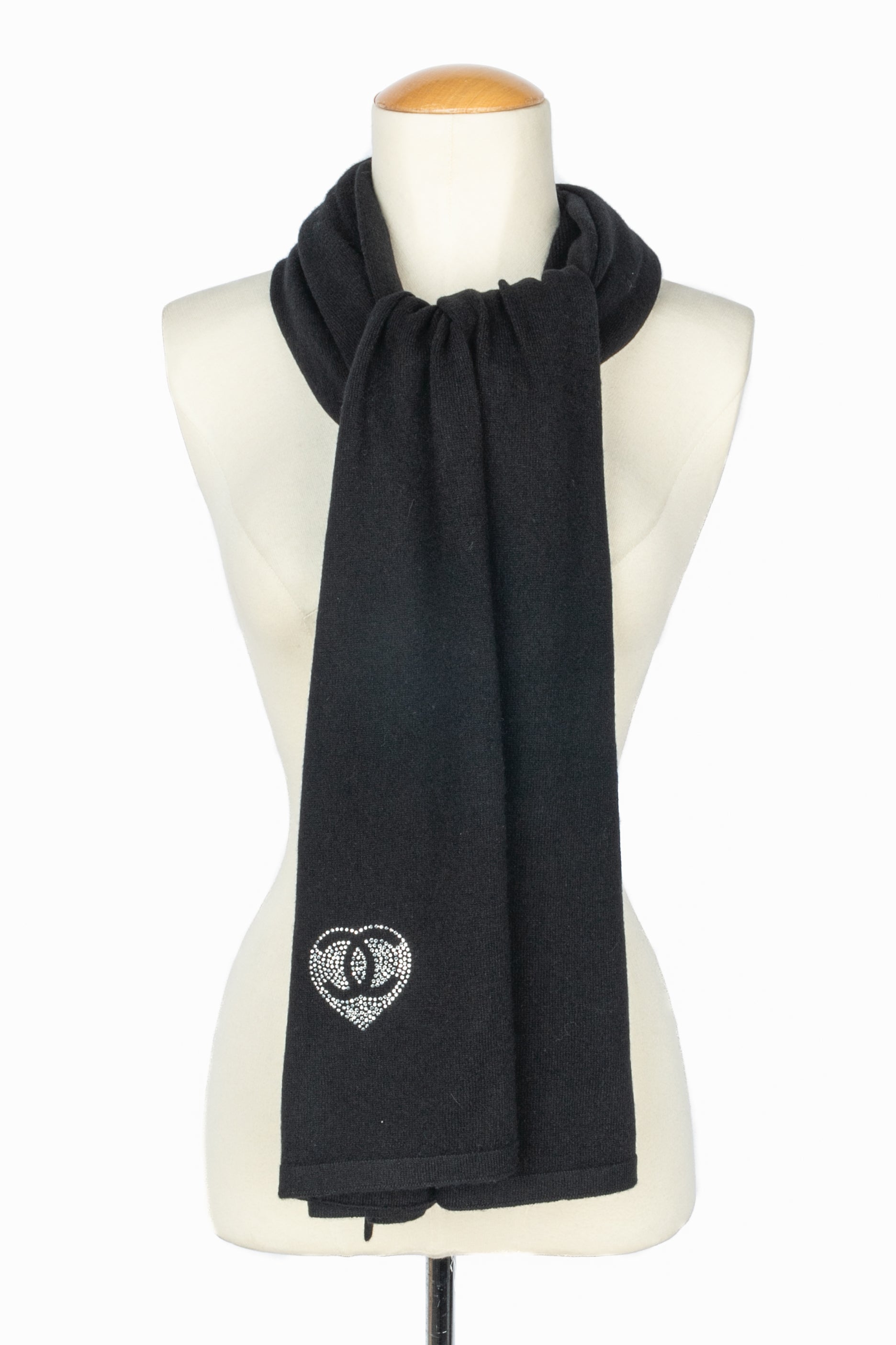 Écharpe noire Chanel