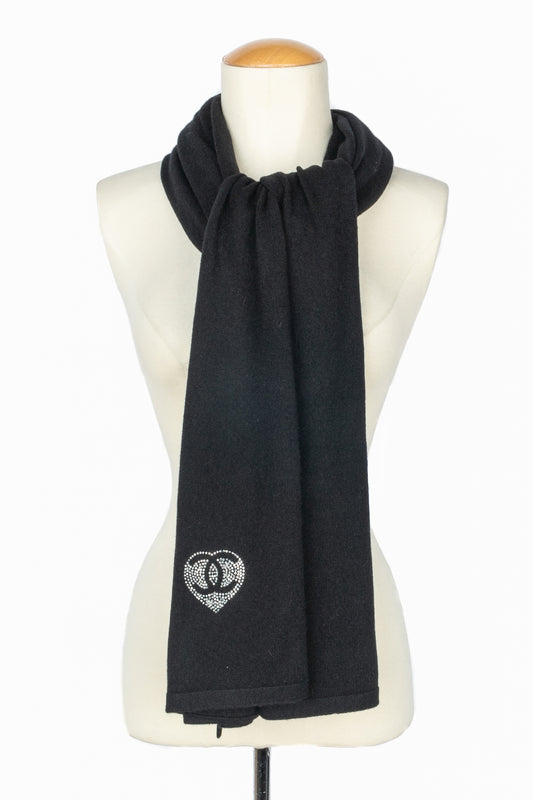 Écharpe noire Chanel