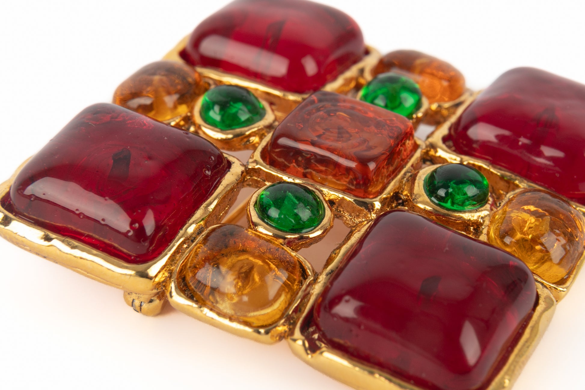 Broche en pâte de verre Chanel 