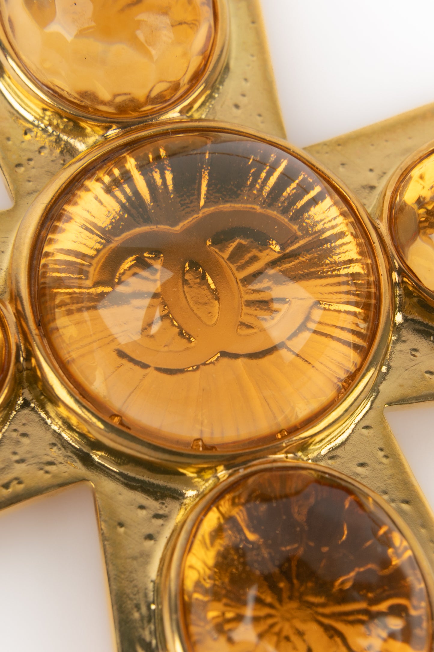 Collier croix Chanel Pre Fall 2022