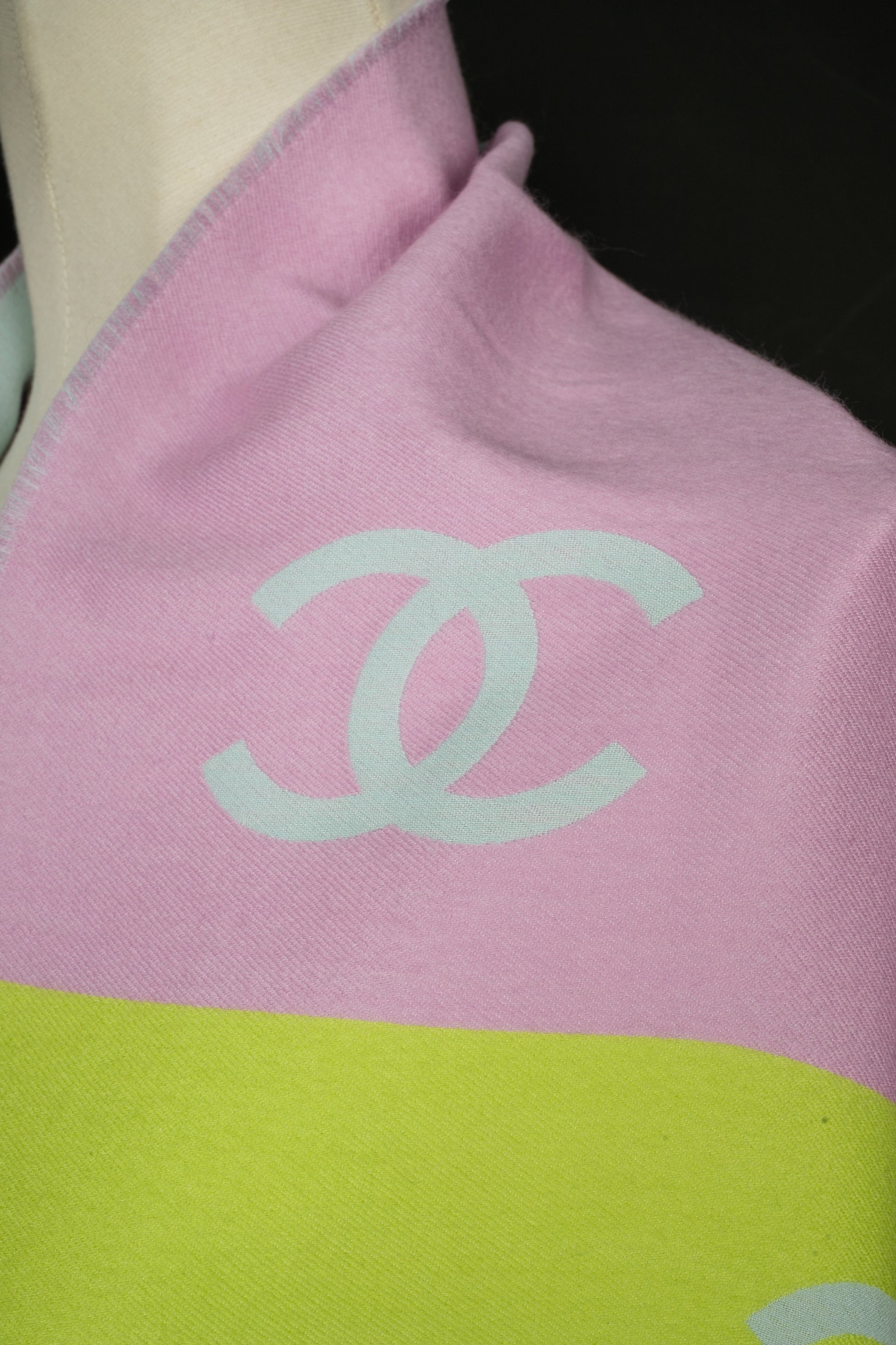 Écharpe tricolore Chanel