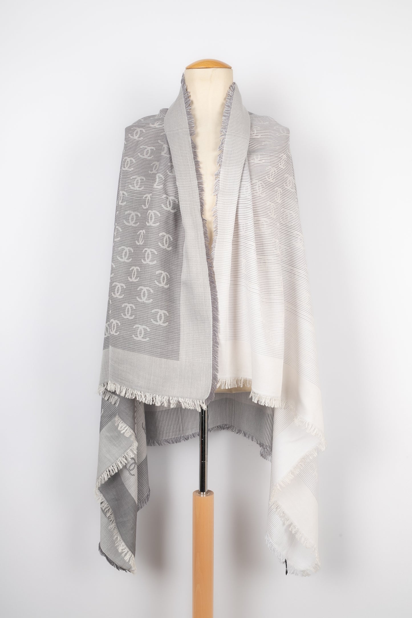 Foulard gris Chanel