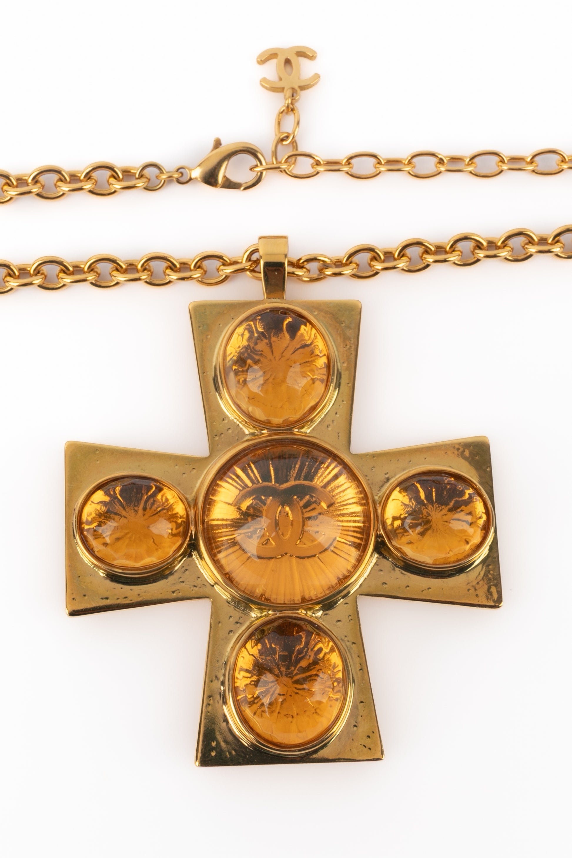 Collier croix Chanel Pre Fall 2022
