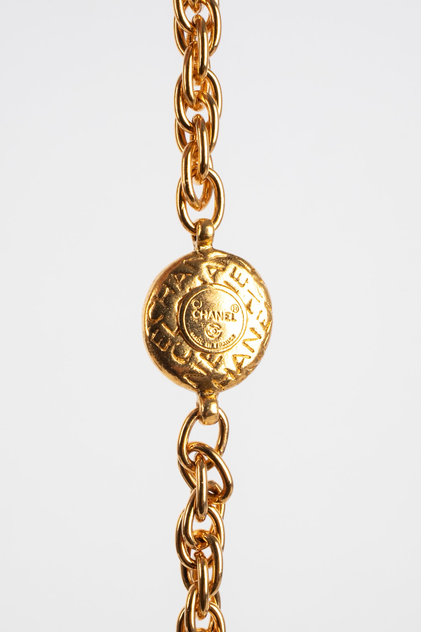 Collier doré Chanel