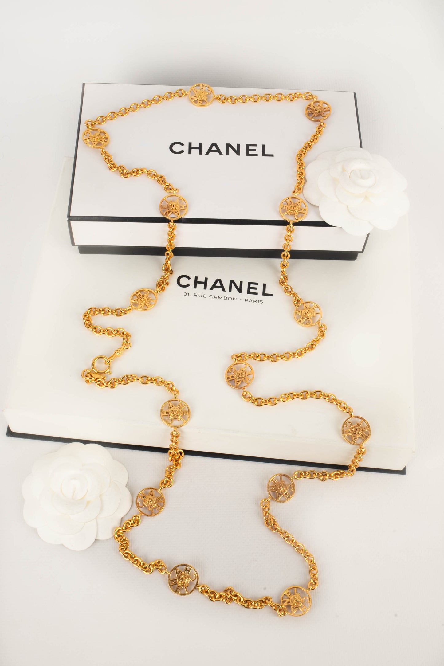 Collier doré Chanel