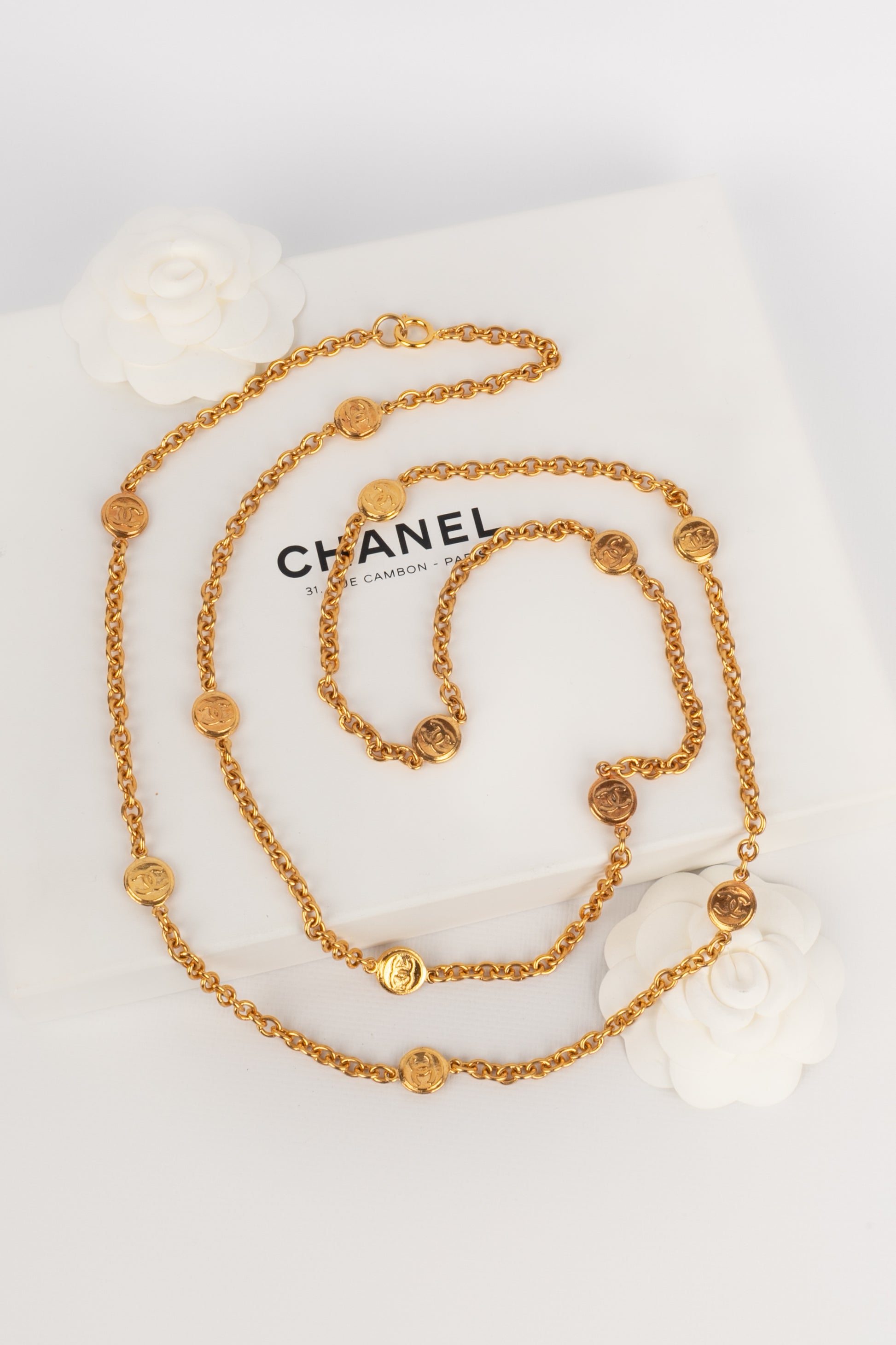 Collier doré Chanel 