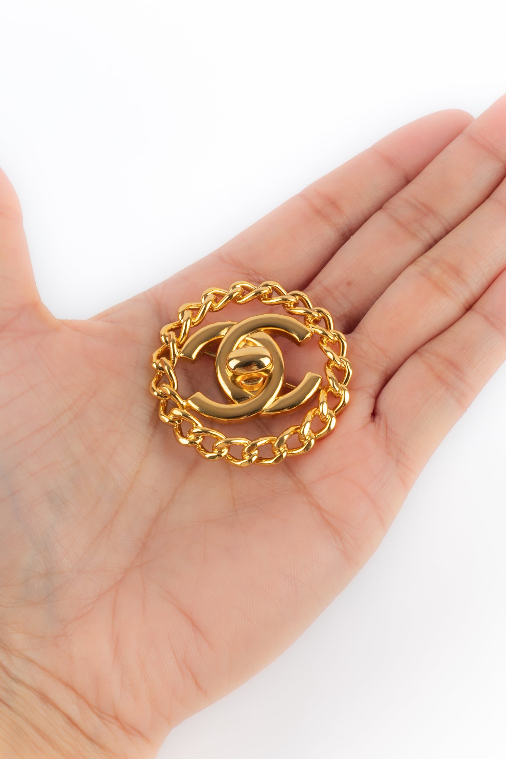 Broche tourniquet Chanel 