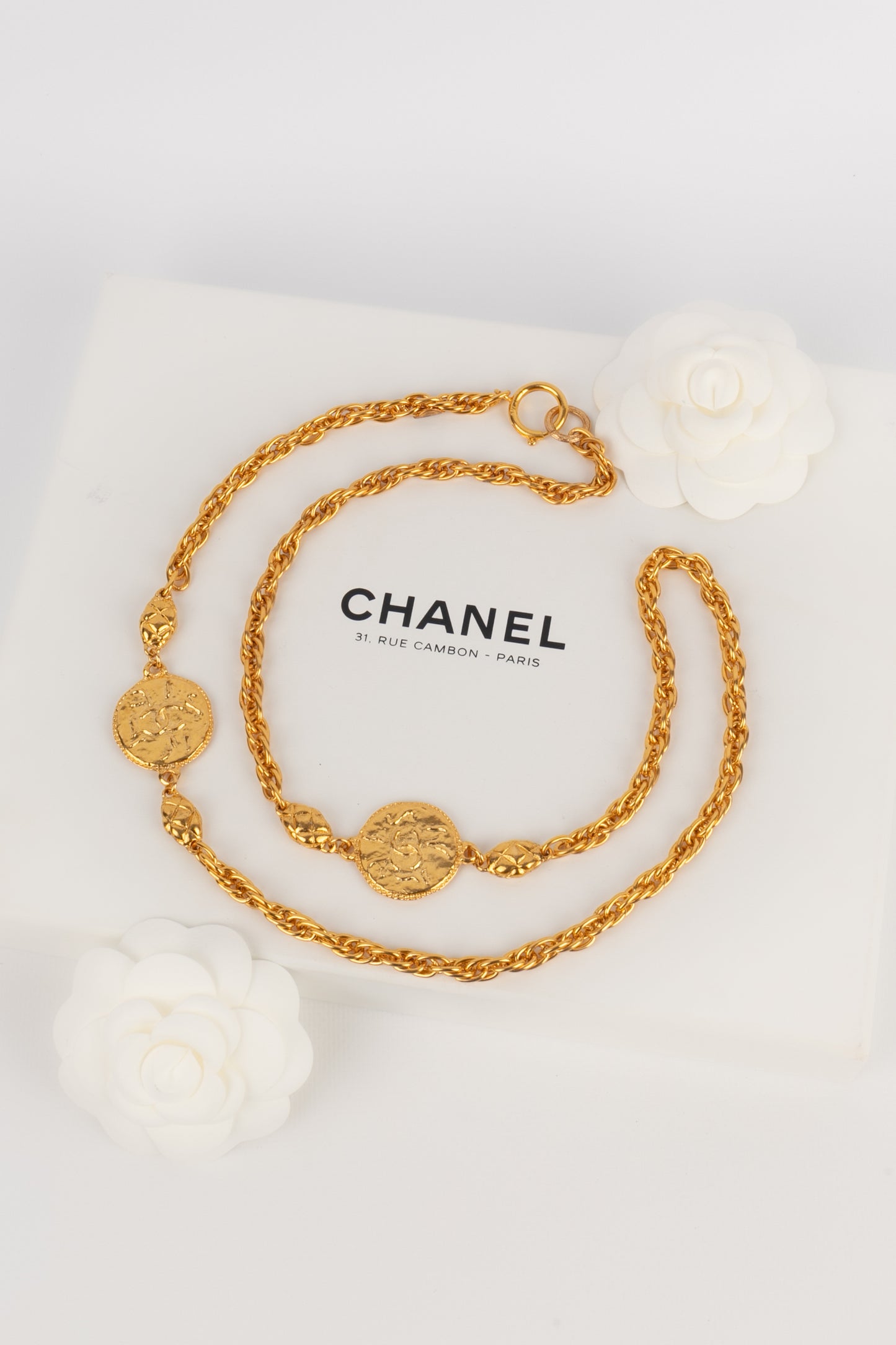 Collier doré Chanel