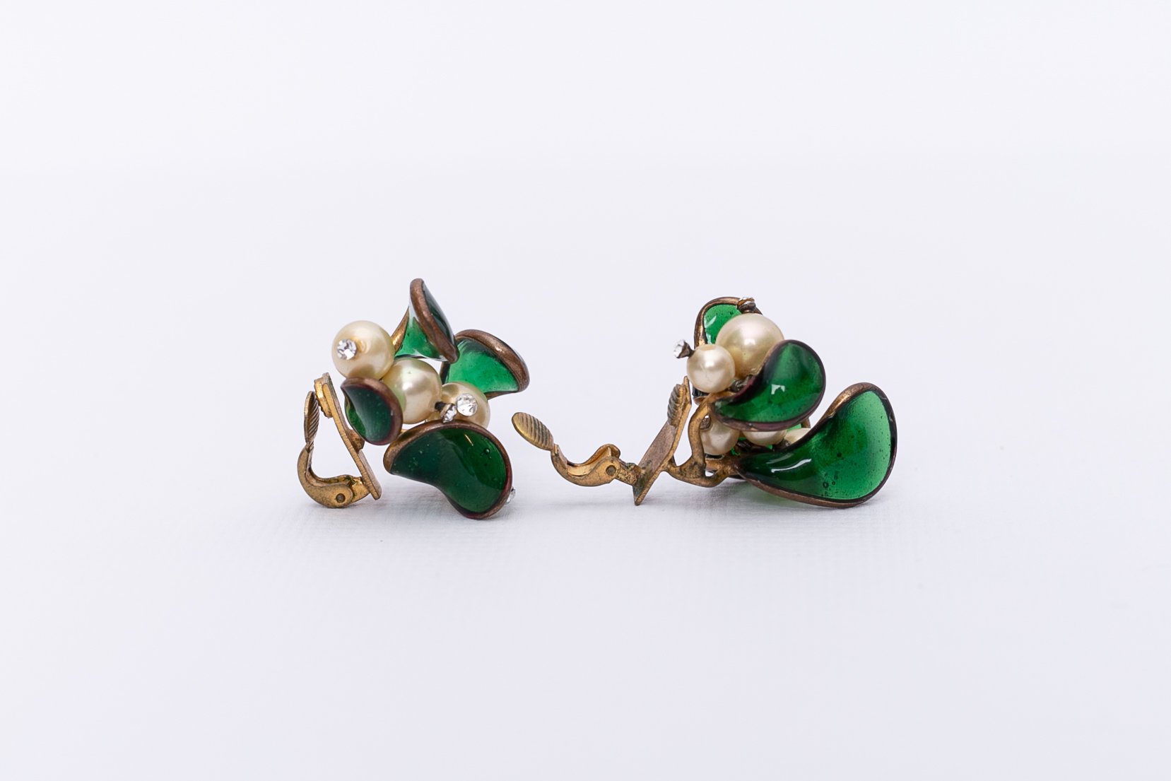 Boucles d'oreilles en pâte de verre Chanel (Attribuées à)